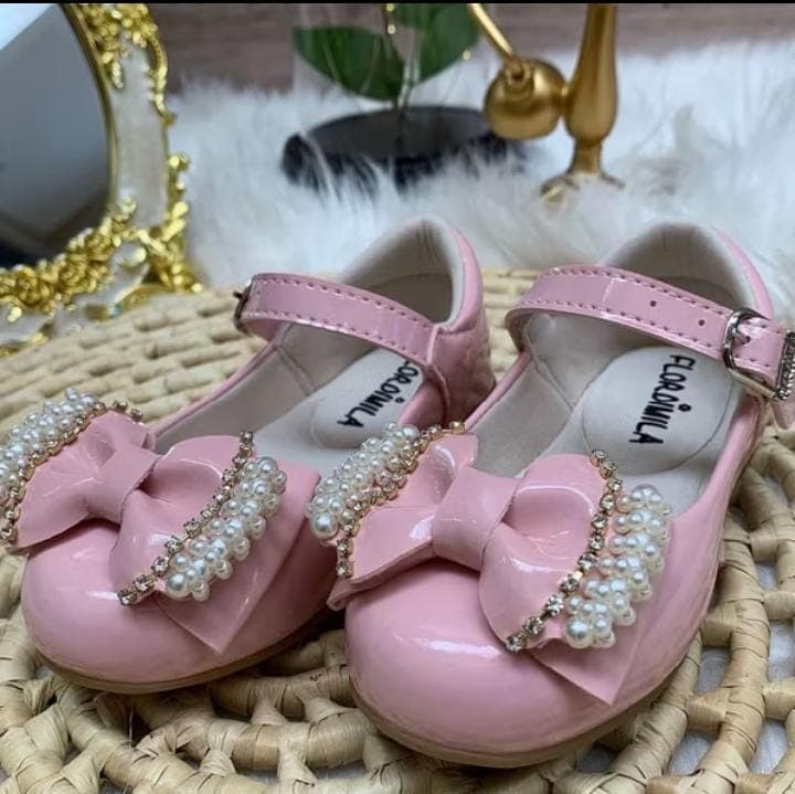 Sapatilha rosa detalhes em pérola e strass