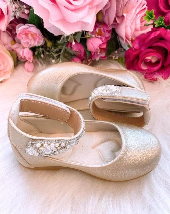 sapatilha ouro fosco detalhes em pérola