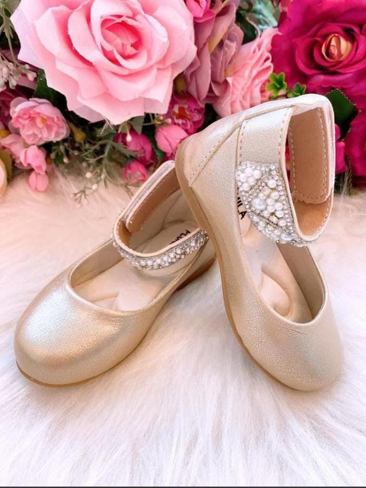sapatilha ouro fosco detalhes em pérola