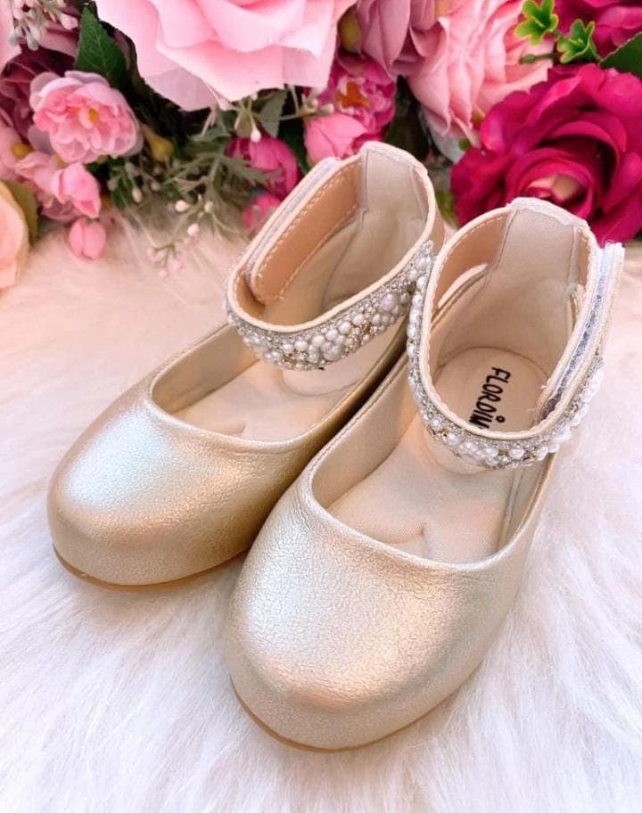 sapatilha ouro fosco detalhes em pérola