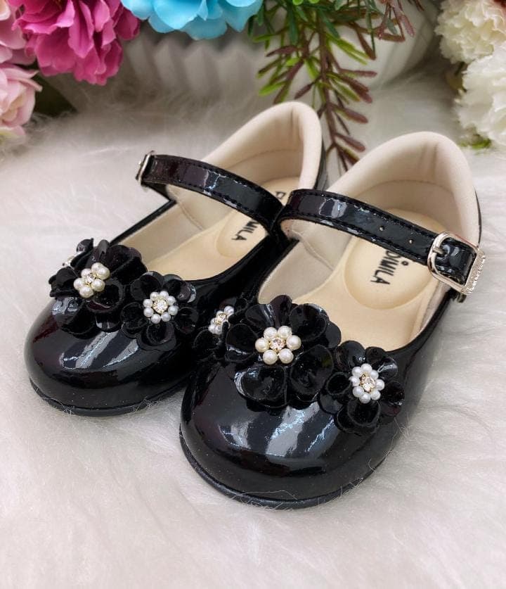 sapatilha preto verniz flor pérolas e strass