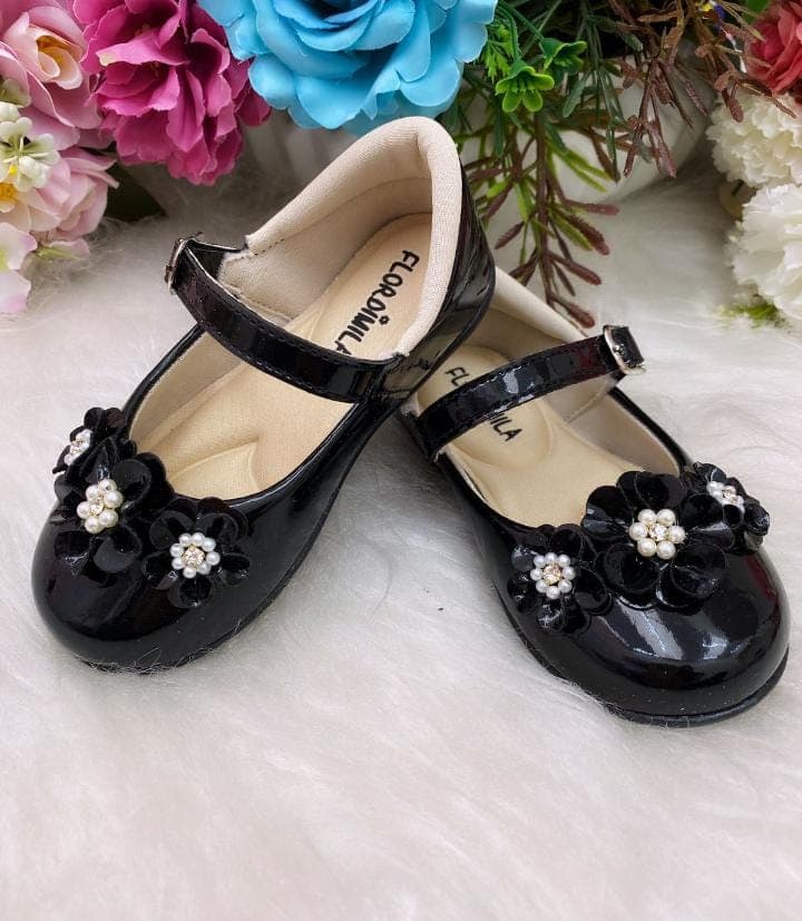 sapatilha preto verniz flor pérolas e strass
