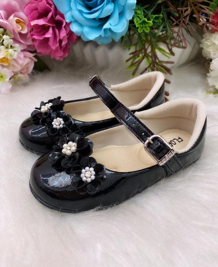 sapatilha preto verniz flor pérolas e strass