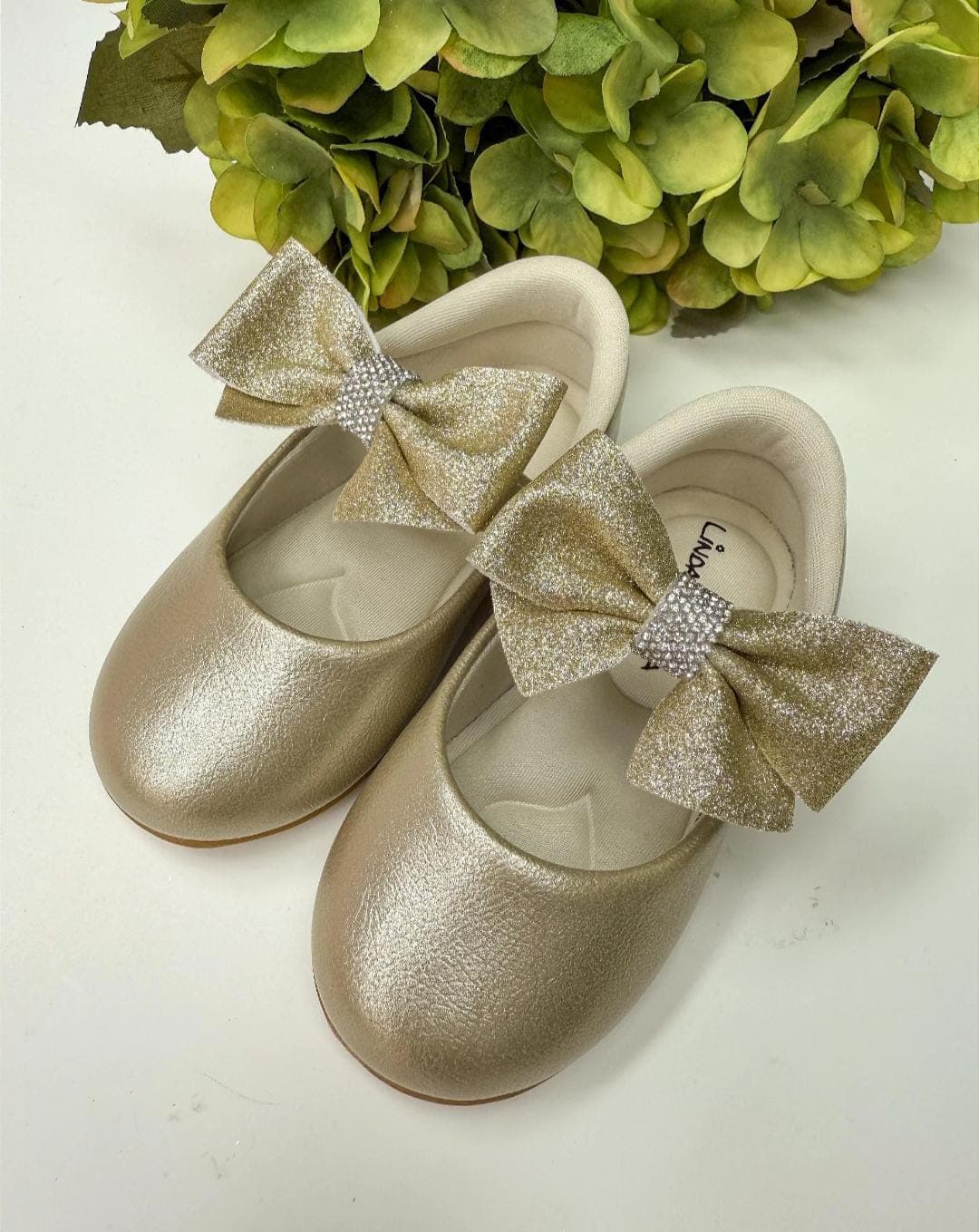 sapatilha ouro com glitter e aplique em lacinho