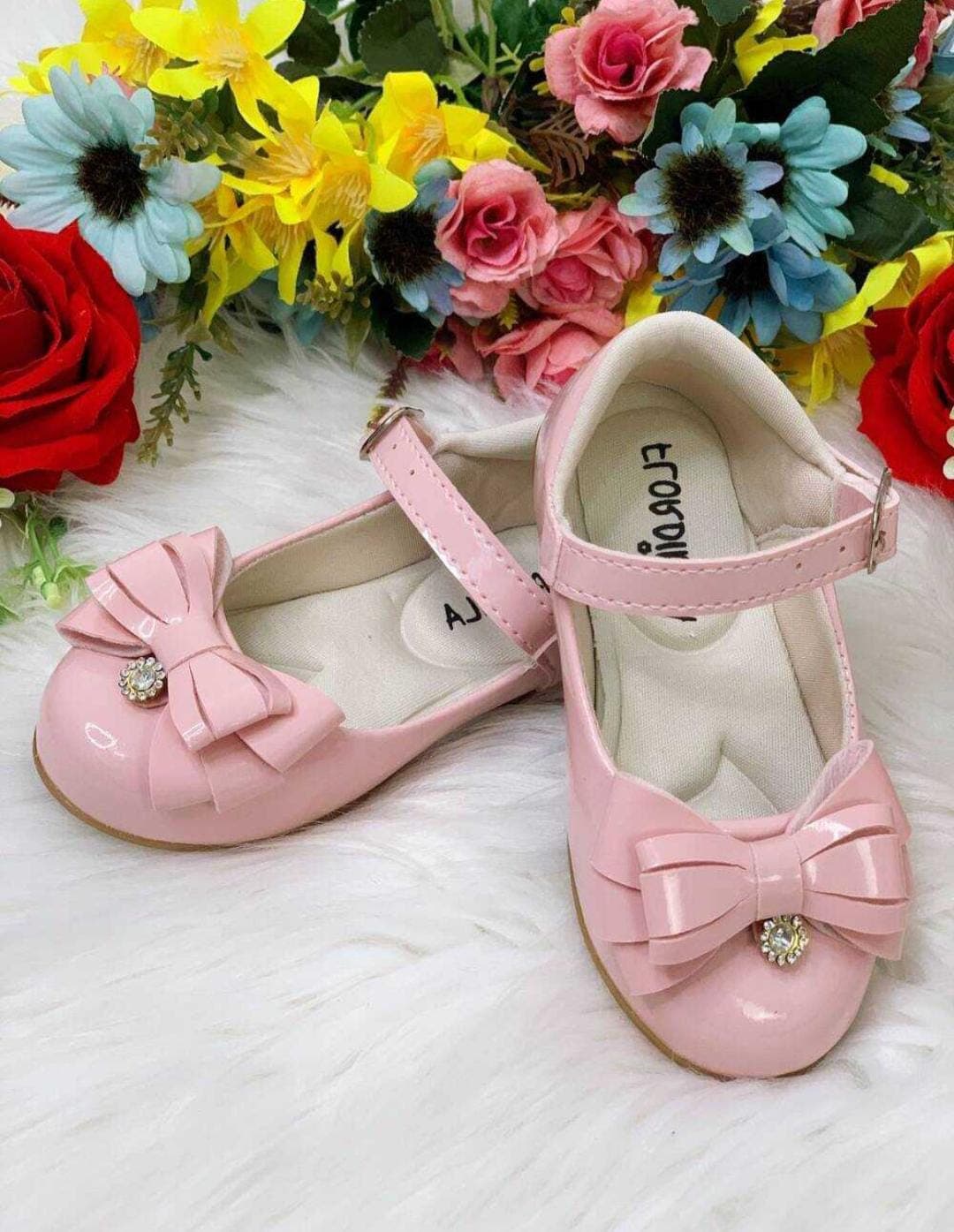 sapatilha rosa verniz com lacinho e florzinha de strass