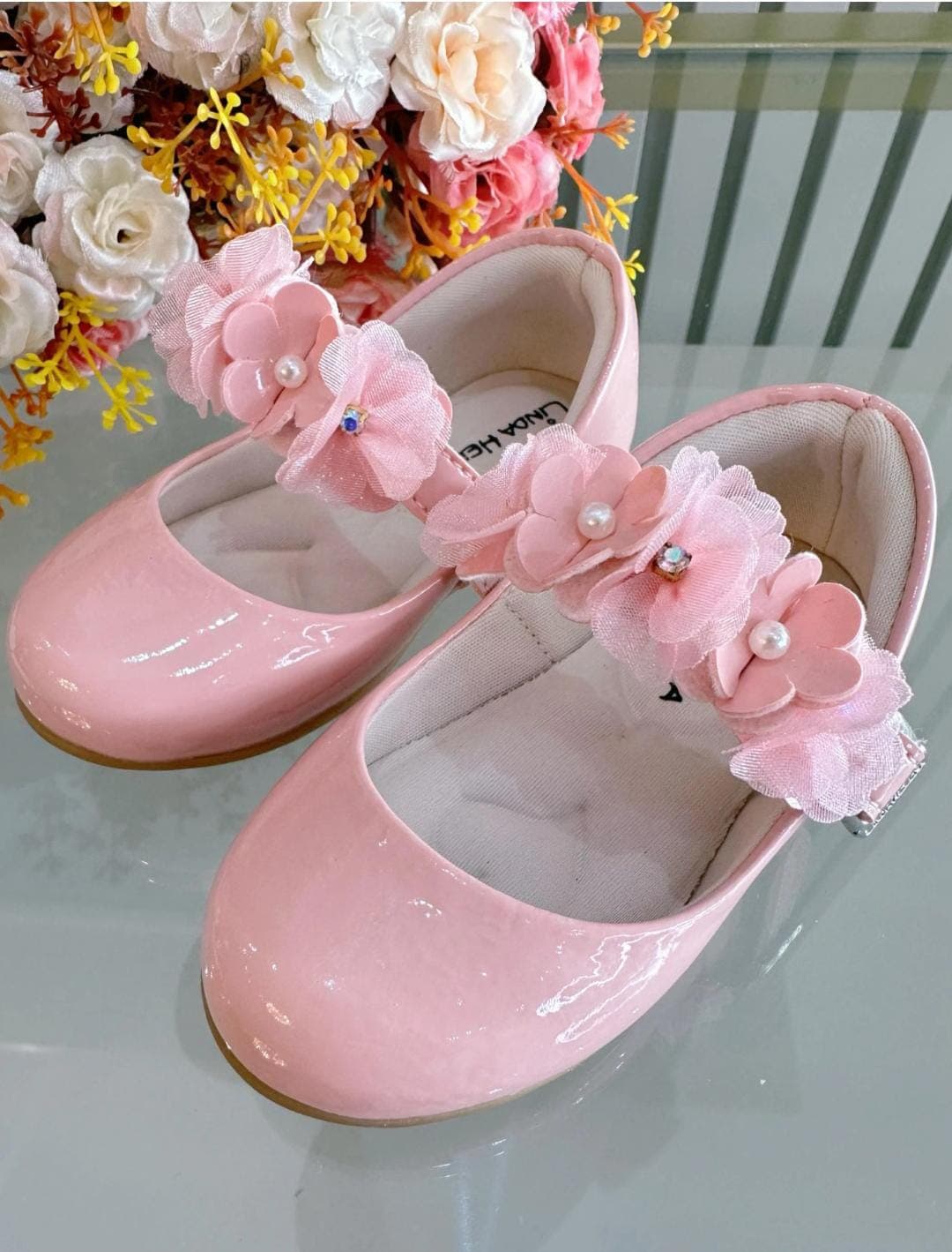 sapatilha inf rosa verniza com aplique de  flores luxo