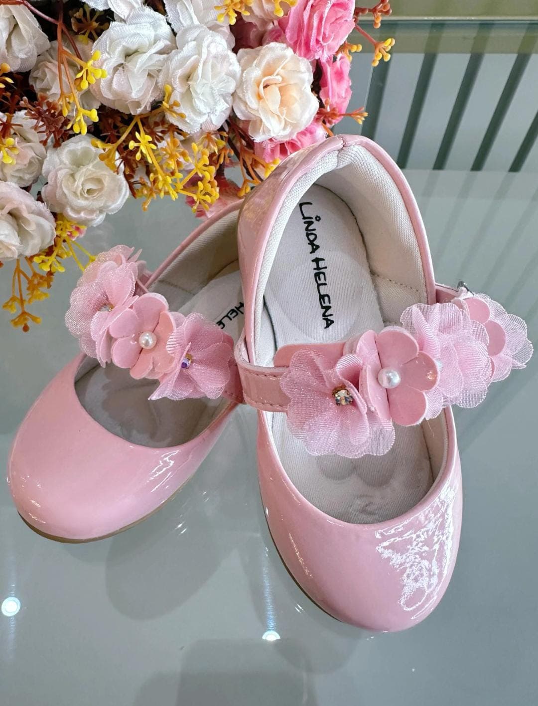 sapatilha inf rosa verniza com aplique de  flores luxo