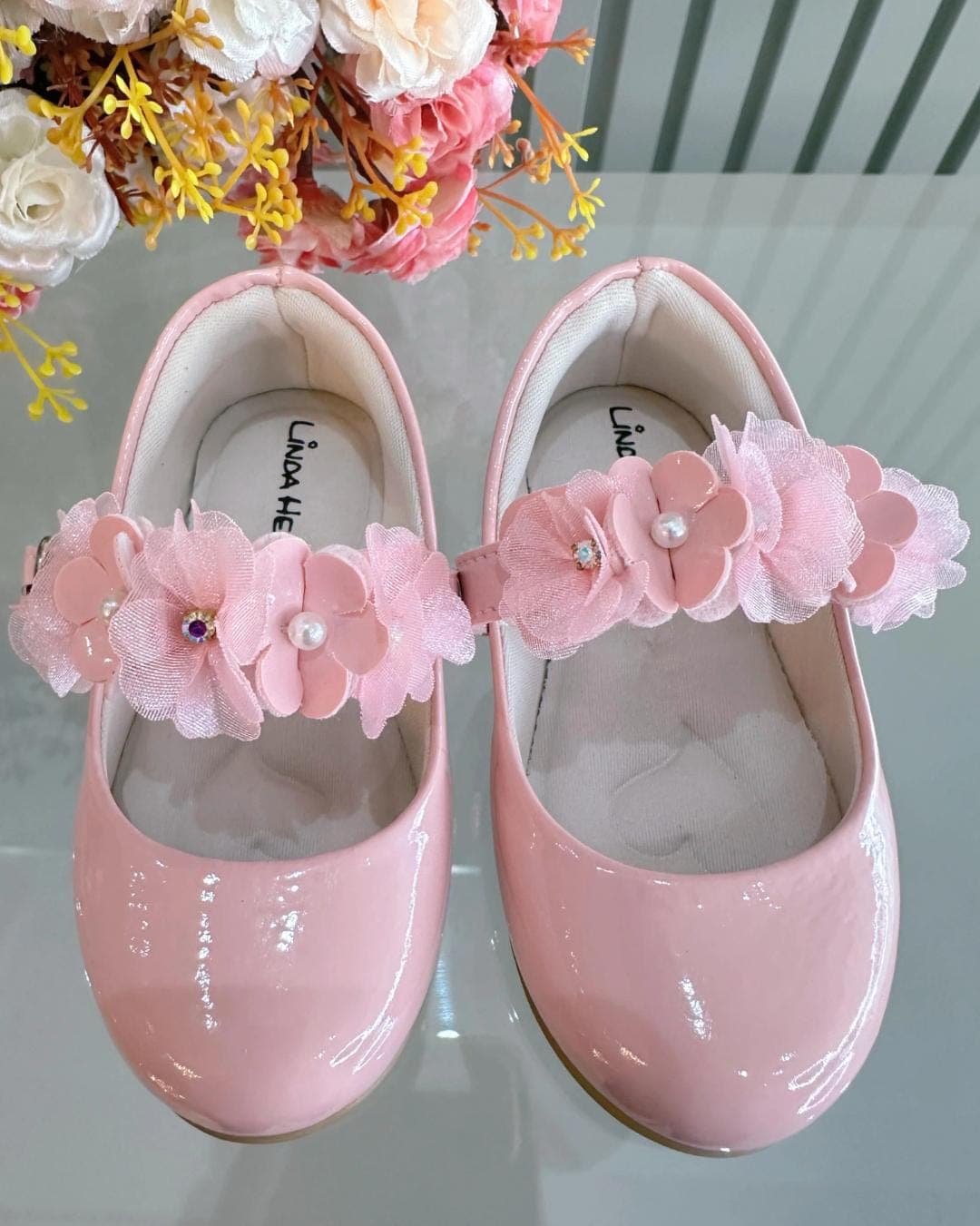 sapatilha inf rosa verniza com aplique de  flores luxo