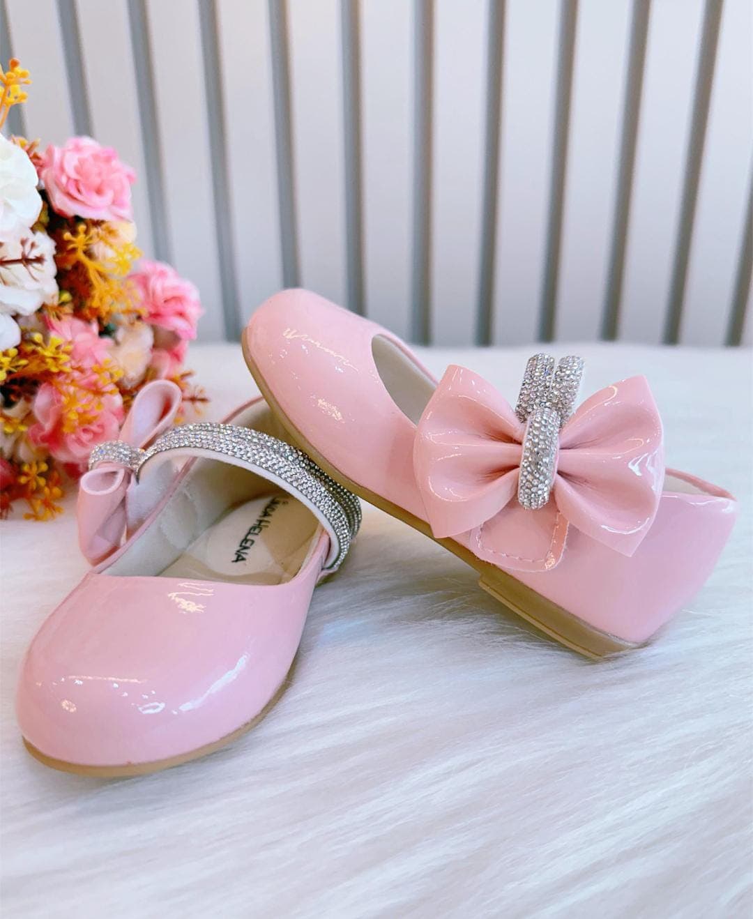 sapatilha rosa verniz detalhes em stras com aplicação de laço