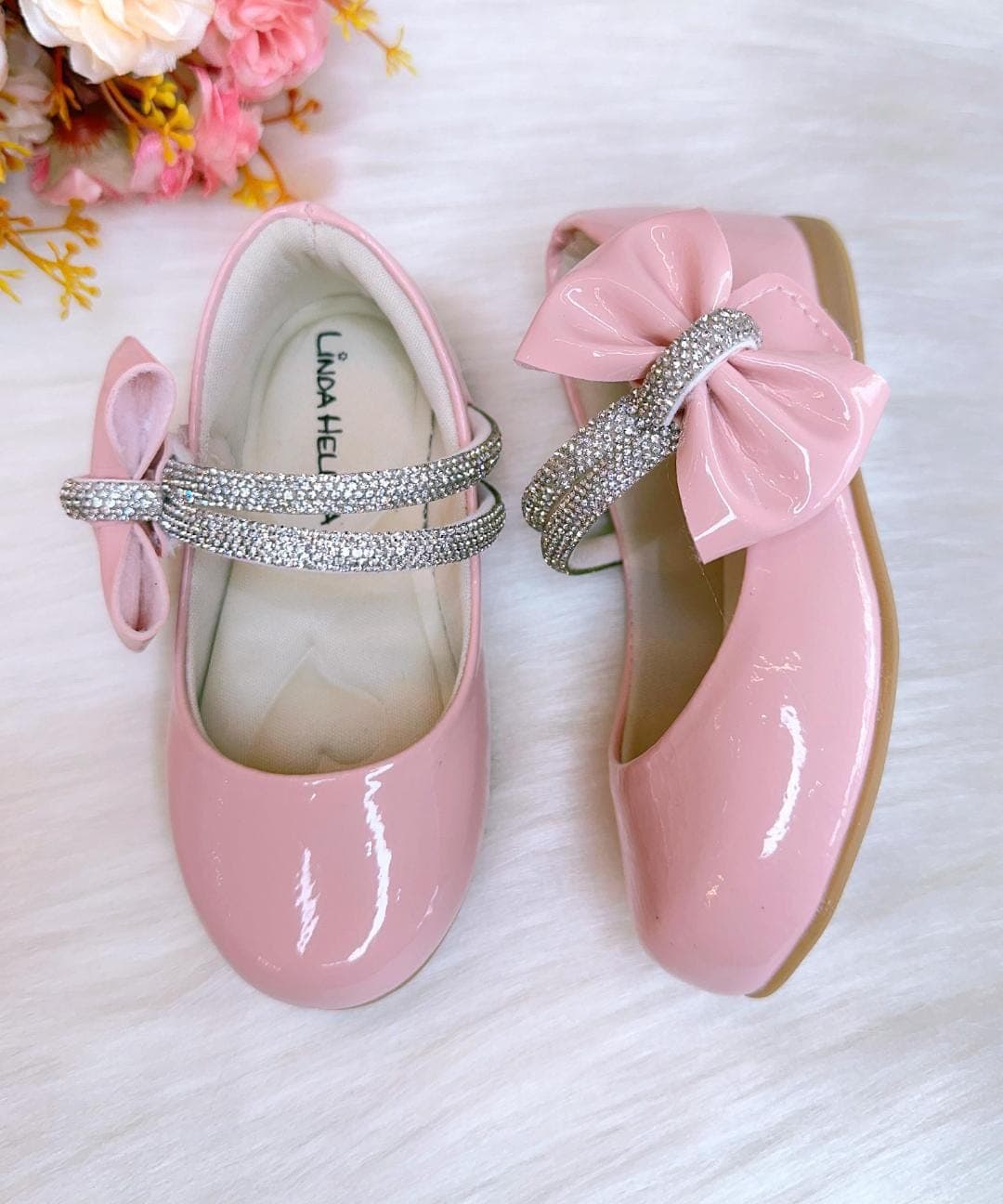 sapatilha rosa verniz detalhes em stras com aplicação de laço