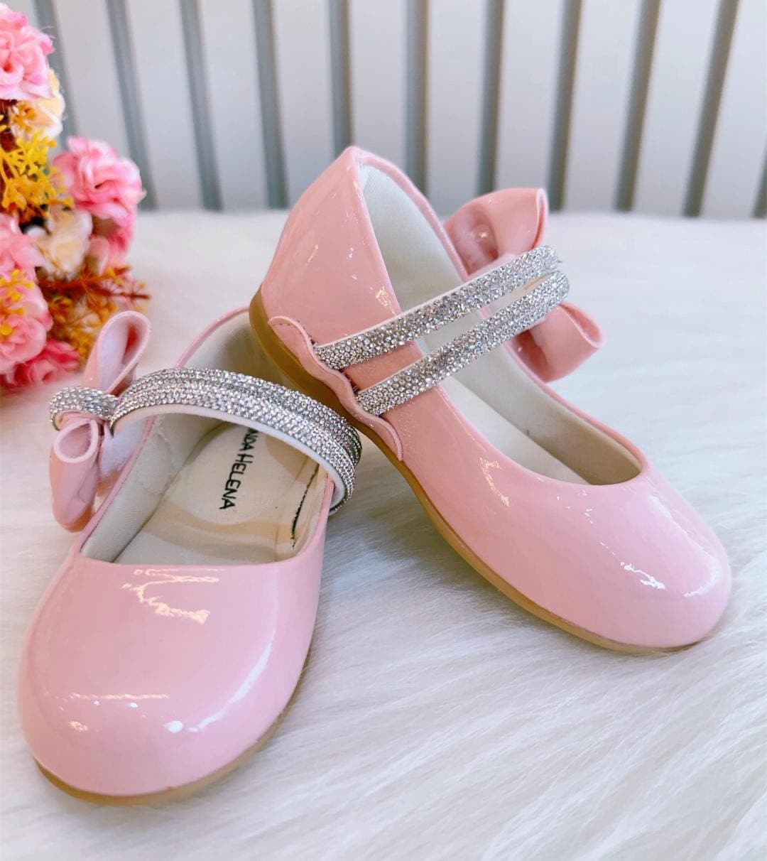 sapatilha rosa verniz detalhes em stras com aplicação de laço