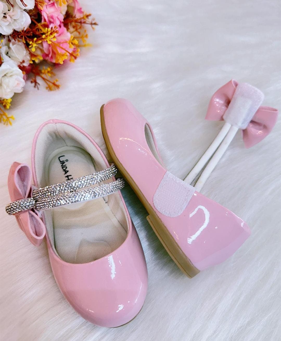 sapatilha rosa verniz detalhes em stras com aplicação de laço