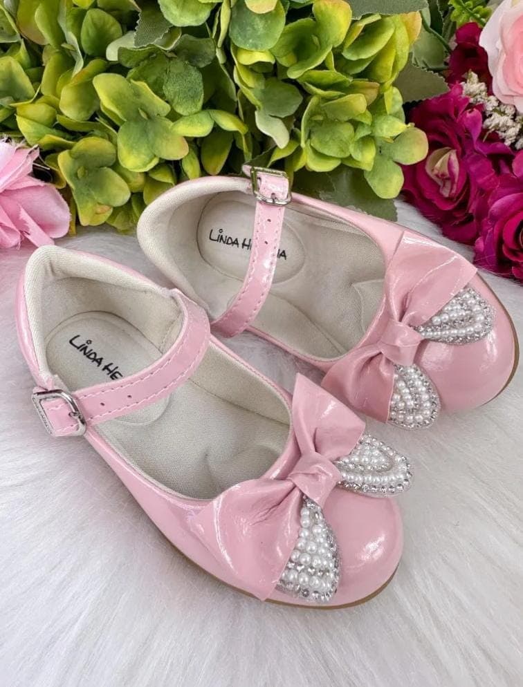 sapatilha rosa verniz aplicação de pérolas no laço