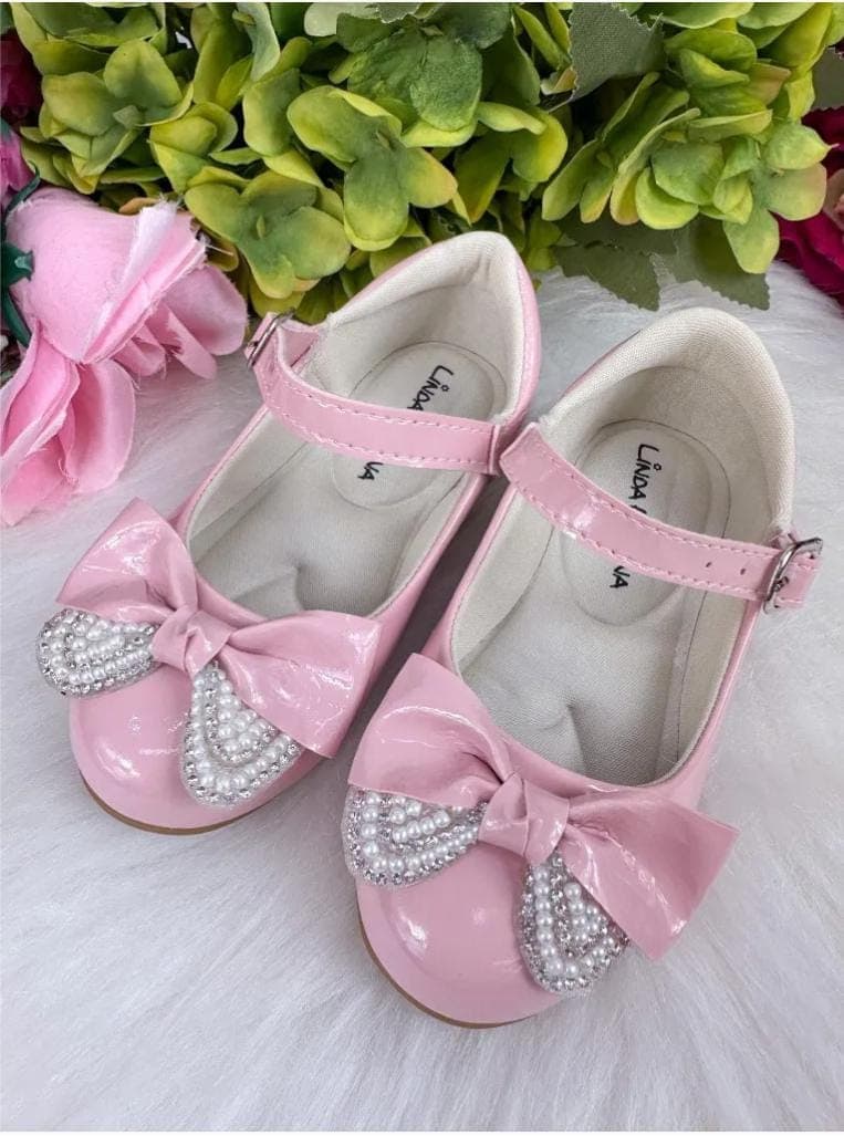 sapatilha rosa verniz aplicação de pérolas no laço