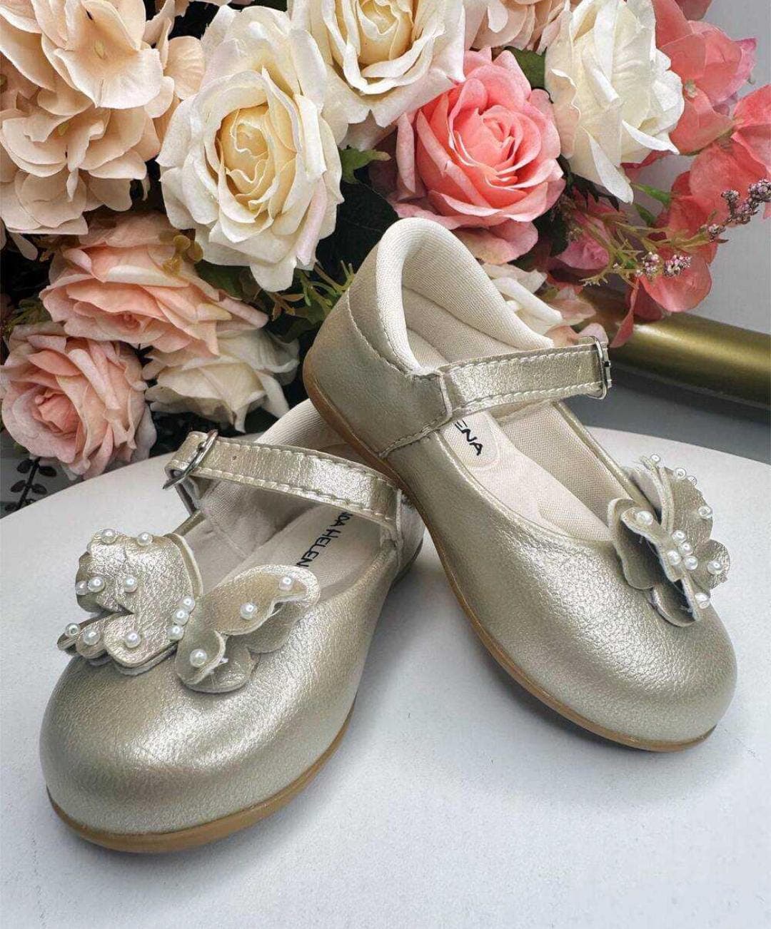 Sapatilha dourada com aplique de Borboletas pérolas