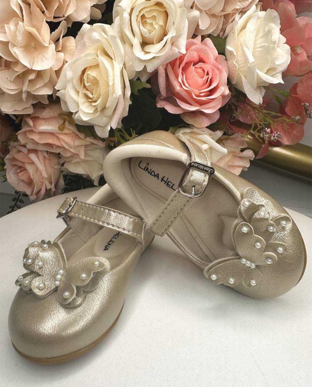 Sapatilha dourada com aplique de Borboletas pérolas