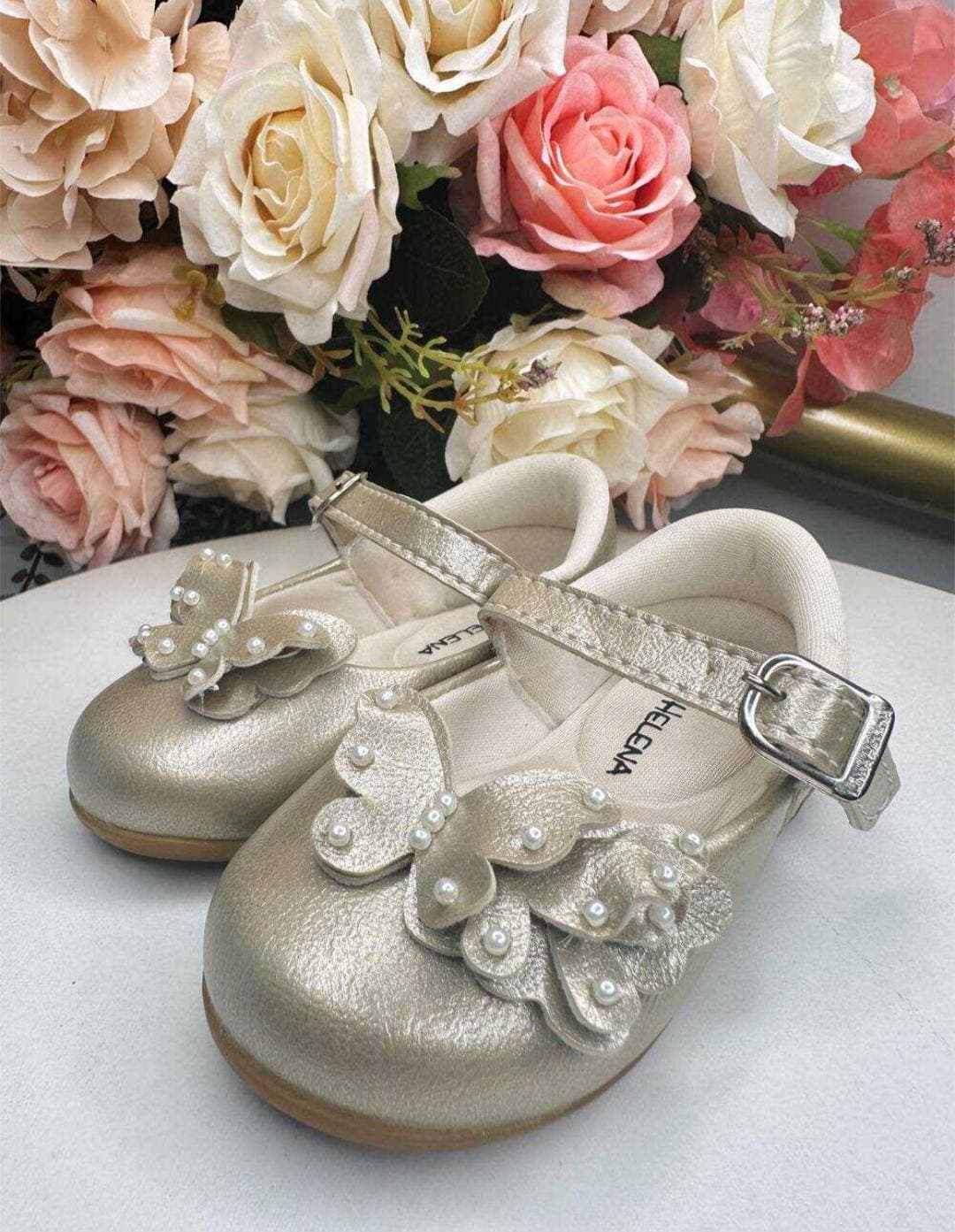 Sapatilha dourada com aplique de Borboletas pérolas