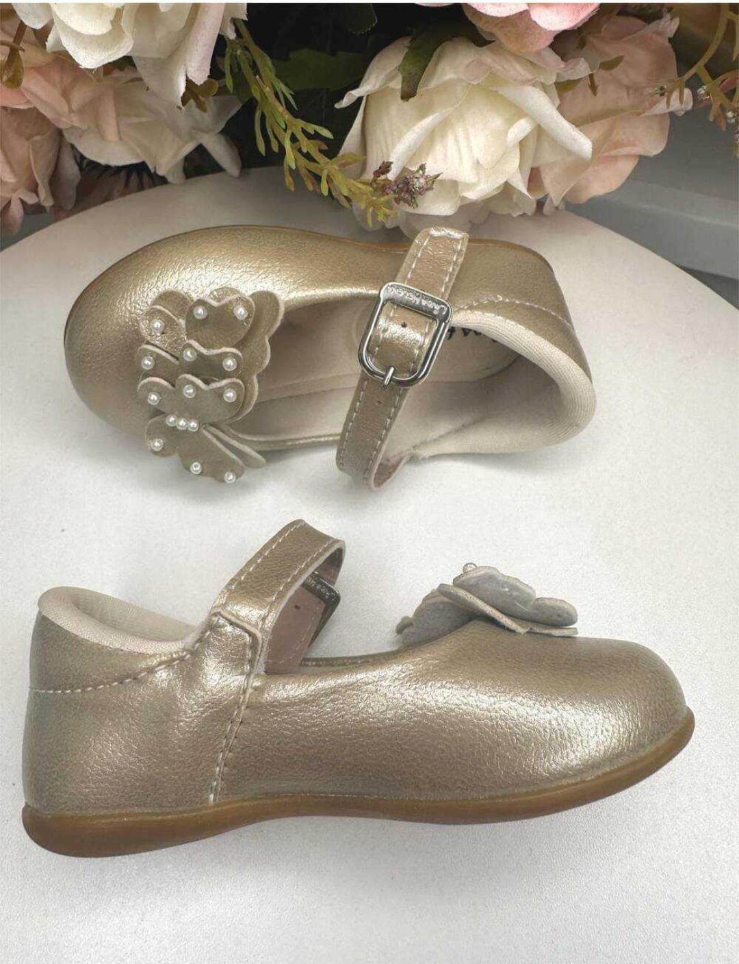 Sapatilha dourada com aplique de Borboletas pérolas