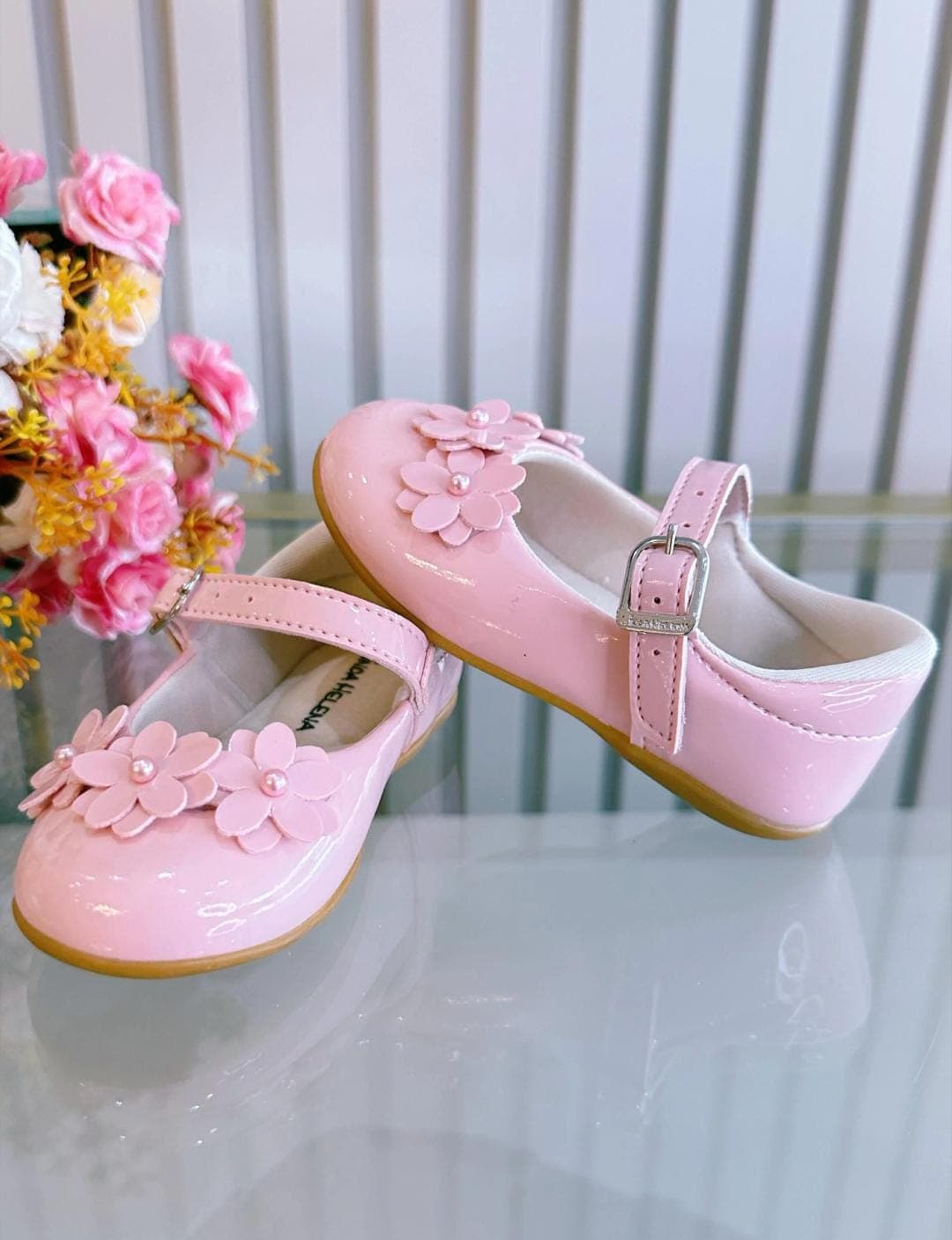 Sapatinho Rosa Veniz C/ Aplique de Florzinhas 