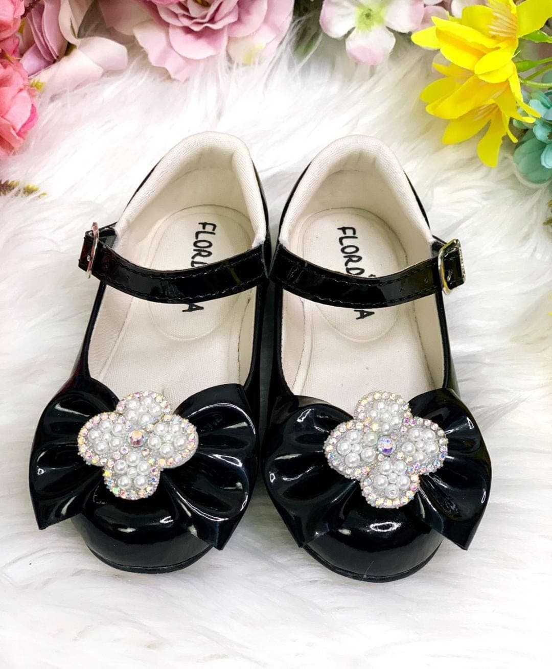 Sapatinho Preto Verniz Com Lacinho e Flor Strass Pérolas