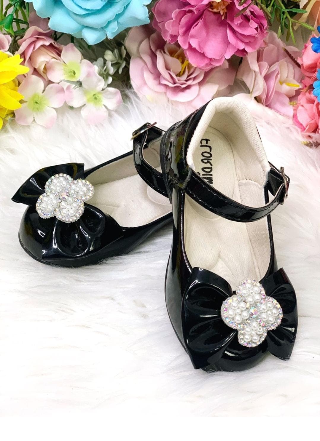 Sapatinho Preto Verniz Com Lacinho e Flor Strass Pérolas