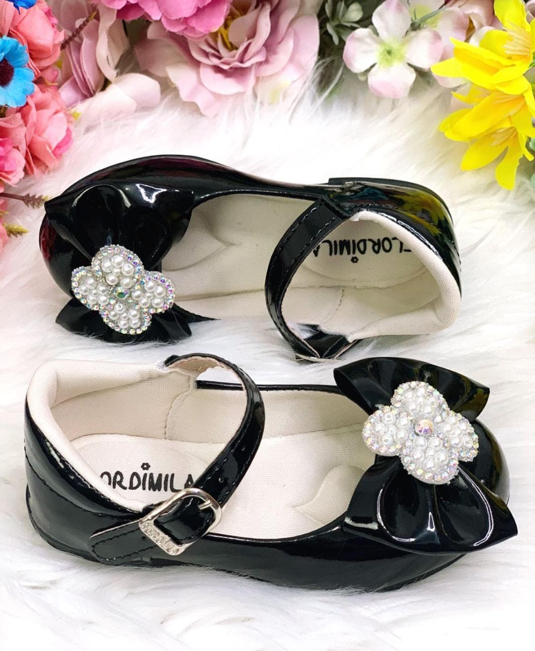 Sapatinho Preto Verniz Com Lacinho e Flor Strass Pérolas