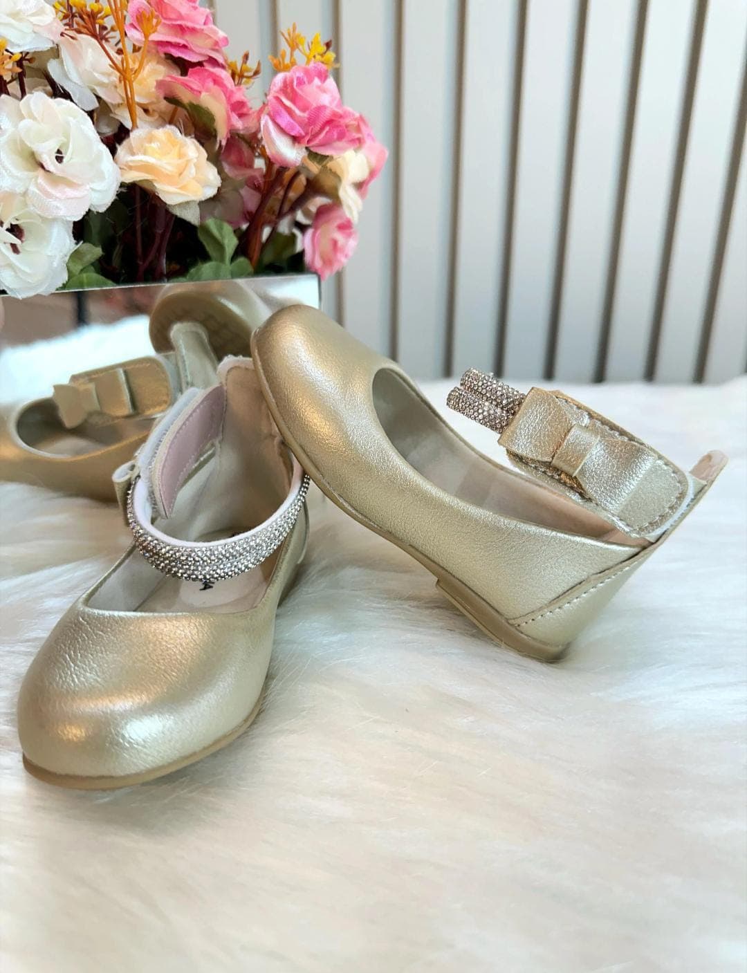 Sapatinho Ouro Fosco Tiras Com Strass e Aplique de Lacinho