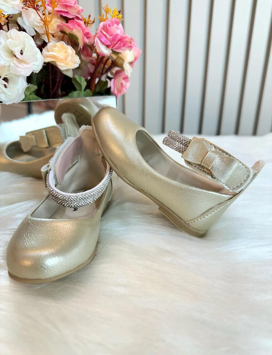 Sapatinho Ouro Fosco Tiras Com Strass e Aplique de Lacinho