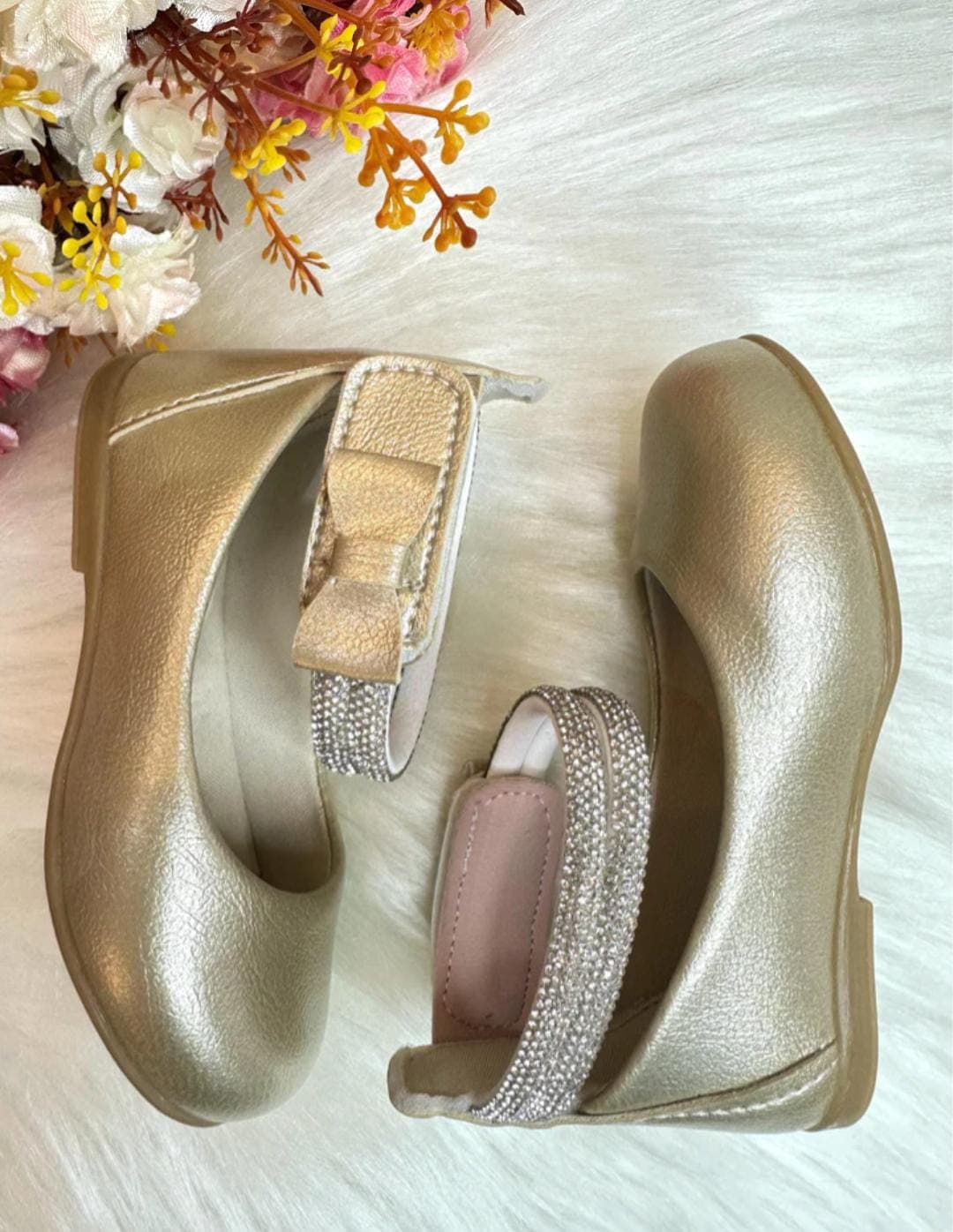 Sapatinho Ouro Fosco Tiras Com Strass e Aplique de Lacinho