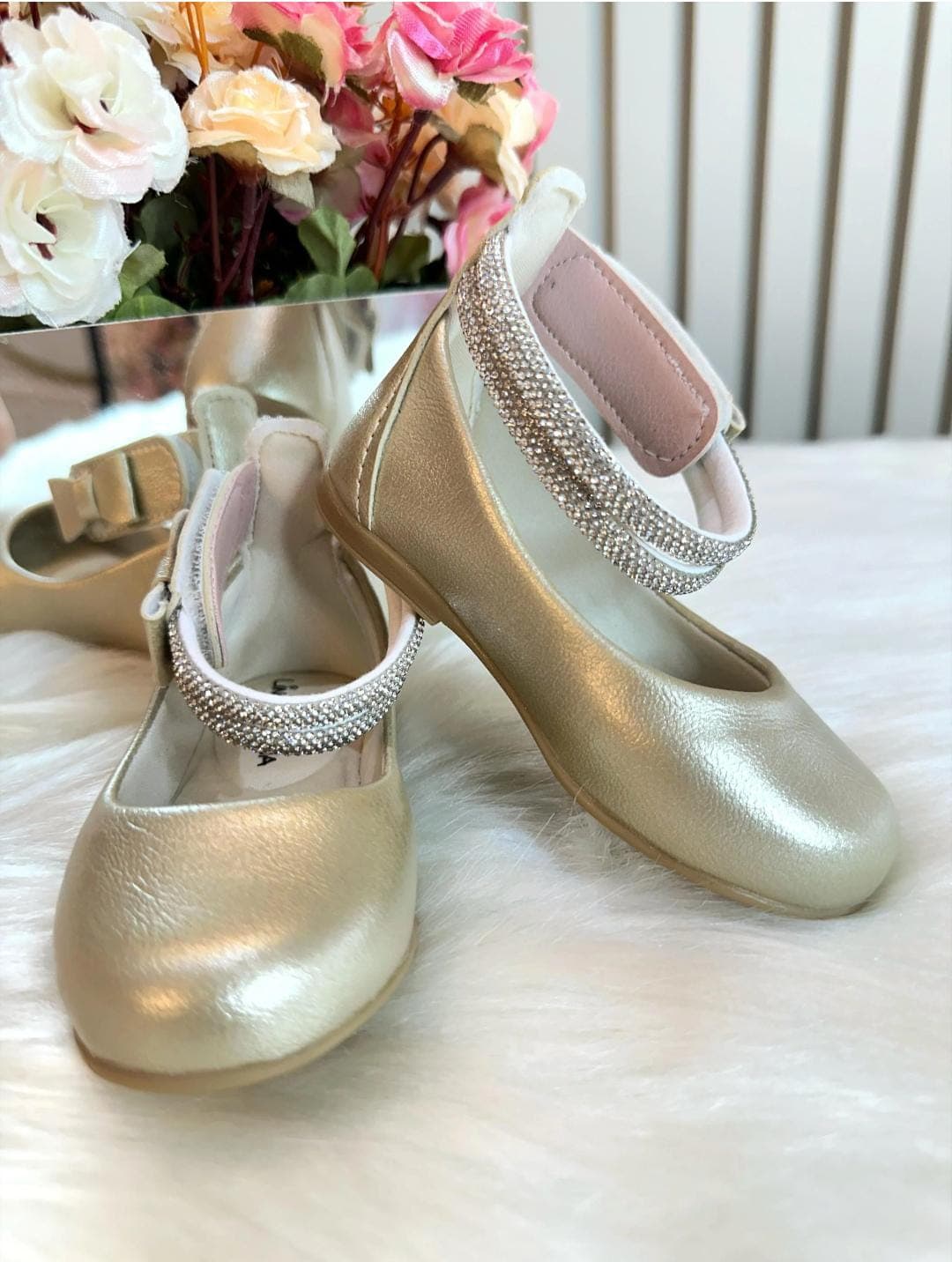 Sapatinho Ouro Fosco Tiras Com Strass e Aplique de Lacinho